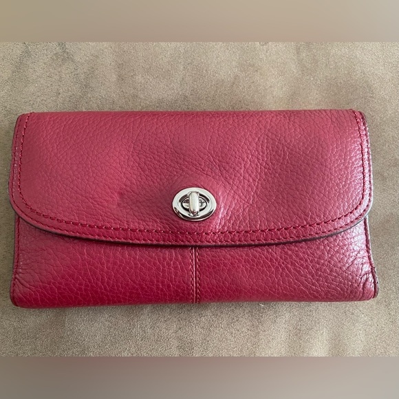 Coach Turnlock Leather Checkbook in Bordeaux. - Picture 4 of 4